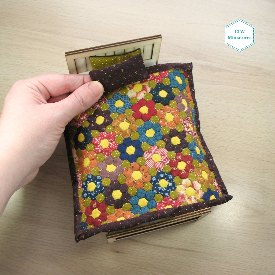 Microhexie Flowers Single Quilt and Pillows for 1:12 Dollhouse